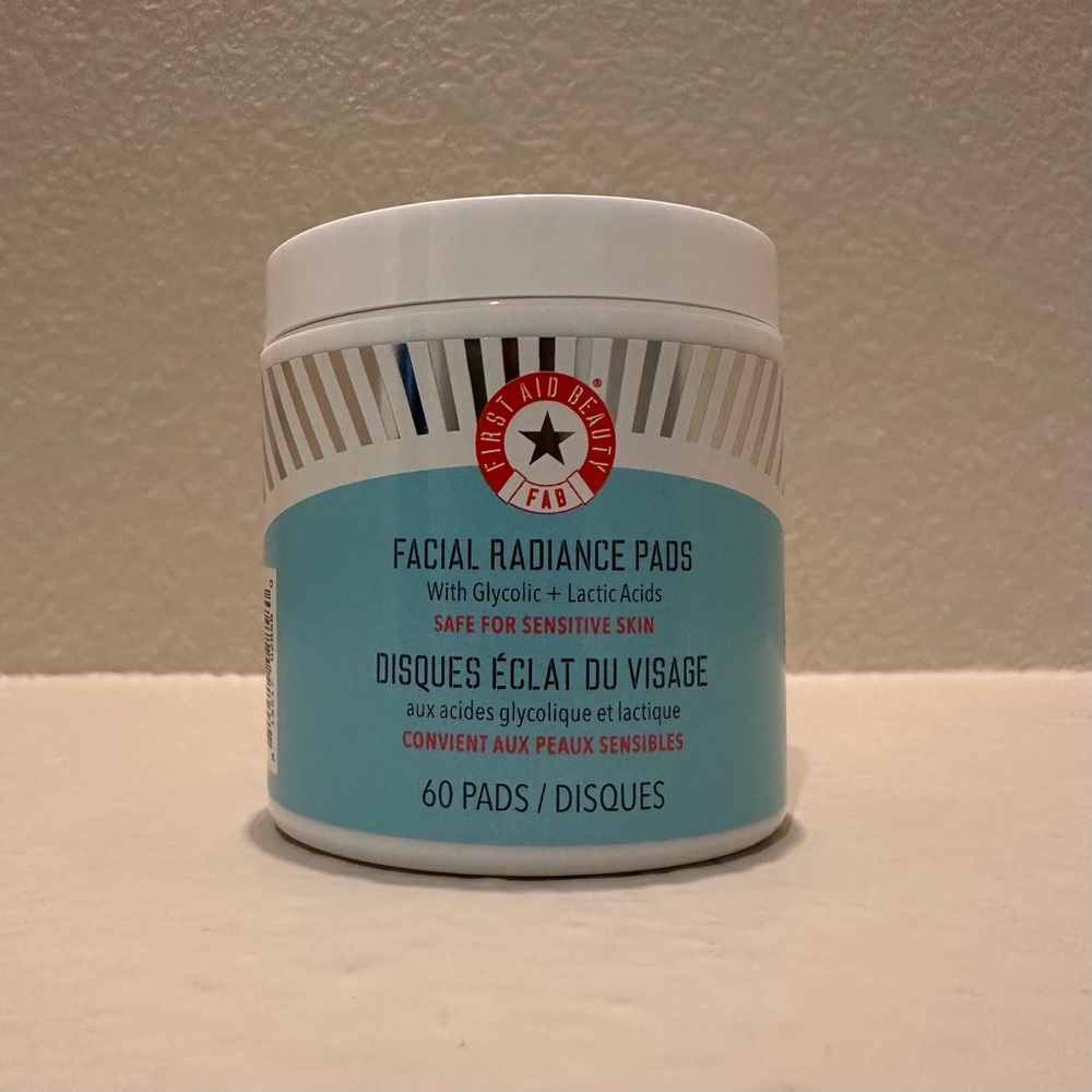 First Aid Beauty Facial Radiance Pads - Blue and White